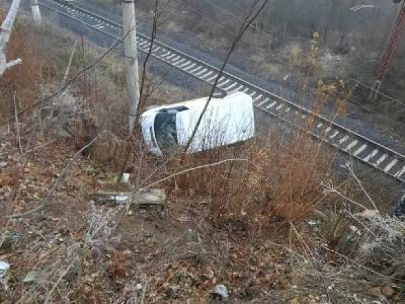 Грузовой «Ford Transit» упал с обрыва на железнодорожное полотно